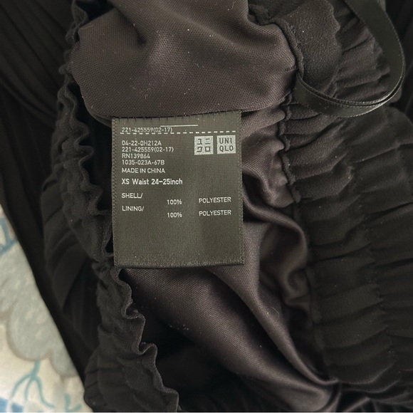 Uniqlo Black Pleated chiffon wide leg crop pants - Picture 4 of 4